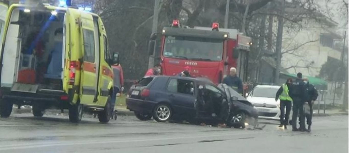 Ημαθία: Αυτοκίνητο έπεσε σε κολώνα - Στο νοσοκομείο 20χρονος (φωτο)